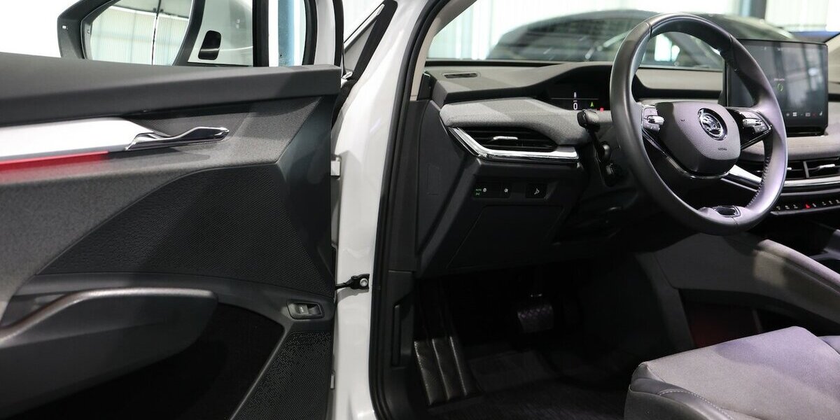 Skoda Enyaq IV 80 LOFT SPORT WHITE / WÄRMEPUMPE, AHK 132.000 km 26.444 &euro; Hamm 59077