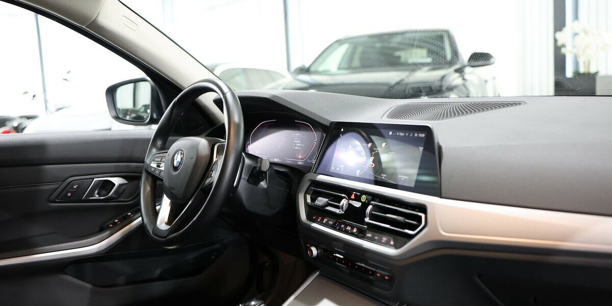 BMW 320d Touring SPORT / LIVE-COCKPIT-PRO / LEDER 138.000 km 21.444 &euro; Hamm 59077