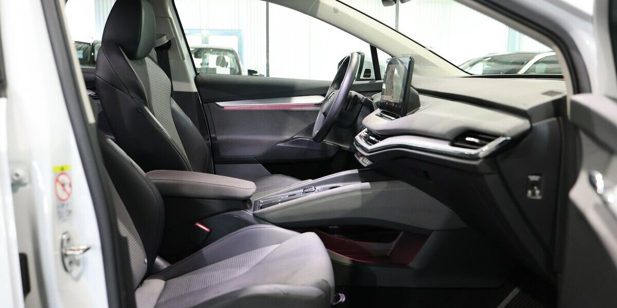 Skoda Enyaq IV 80 LOFT SPORT WHITE / WÄRMEPUMPE, AHK 132.000 km 26.444 &euro; Hamm 59077