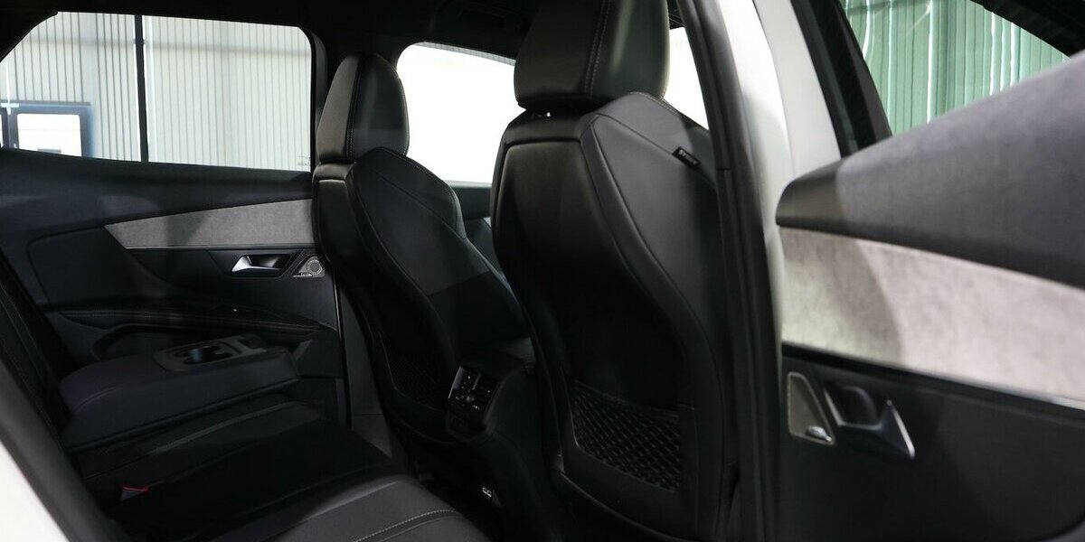 Peugeot 3008 BLUE-HDI GT-SPORT / WHITE & BLACK / SCHÖN 56.000 km 21.777 &euro; Hamm 59077