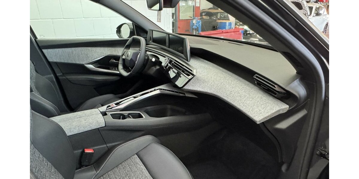 Peugeot 5008 145 Mild Hybrid Allure7 Sitzer LED CAM 30.800 km 27.520 &euro; Lich 35423