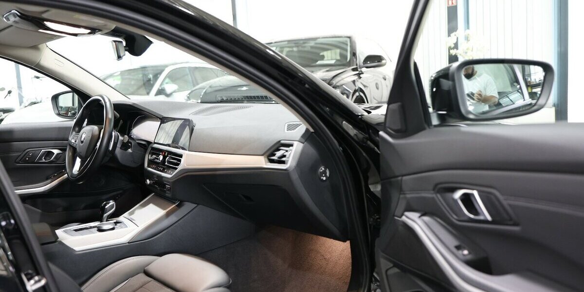 BMW 320d Touring SPORT / LIVE-COCKPIT-PRO / LEDER 138.000 km 21.444 &euro; Hamm 59077
