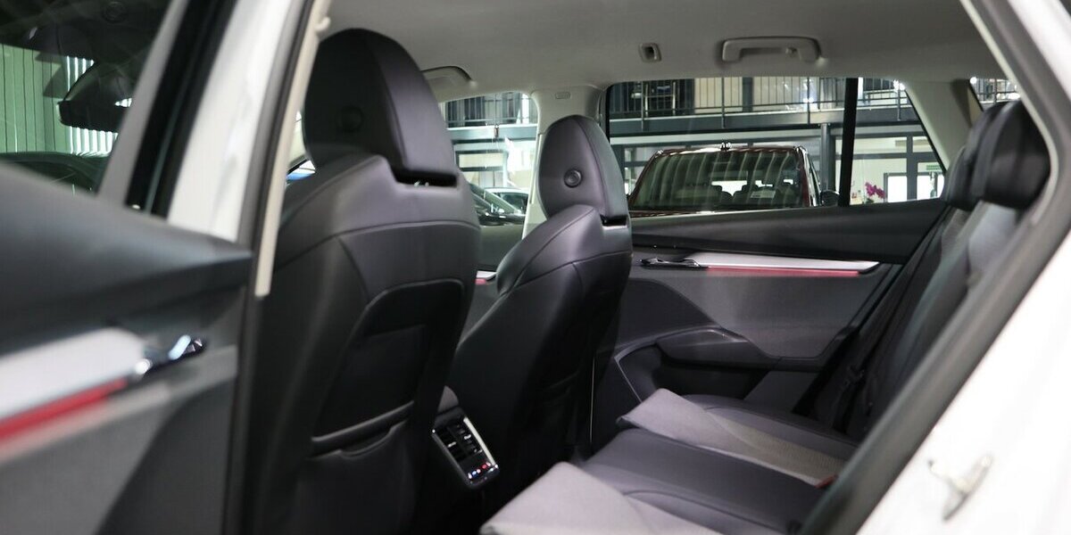 Skoda Enyaq IV 80 LOFT SPORT WHITE / WÄRMEPUMPE, AHK 132.000 km 26.444 &euro; Hamm 59077
