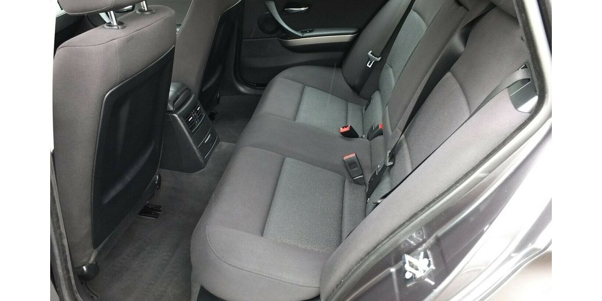 BMW 320D WM26: AHK ADVANTAGE/COMFORTPAKET 17ZOLL LMF 179.895 km 6.908 &euro; Köln 50858